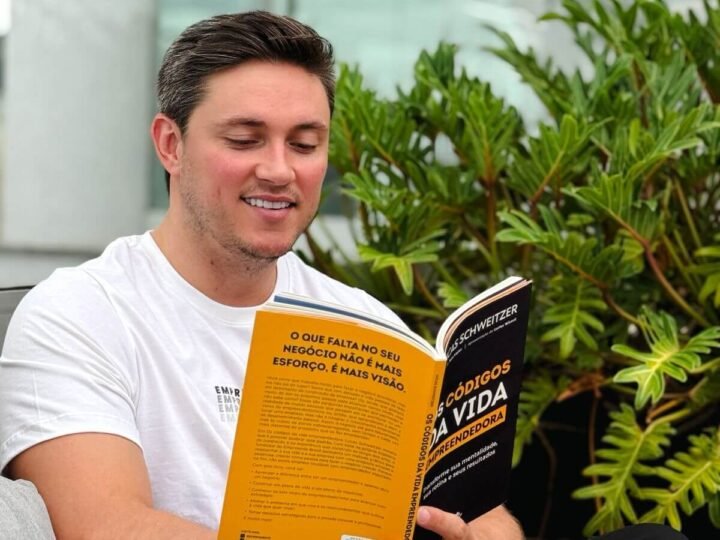 Lucas Schweitzer lançou segundo livro “Os Códigos da Vida Empreendedora”, em Florianópolis