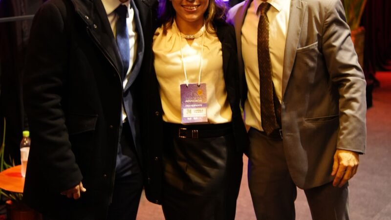 Excelência Jurídica: A advogada Gabriele Pinheiro ao lado dos juristas Dr. Aury Lopes Jr. e Dr. Jader Marques durante a 5ª edição da Cidade da Advocacia, no Cais Embarcadero, em Porto Alegre.