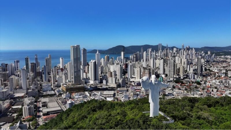 De destino de temporada a endereço fixo: moradia permanente ganha força em Balneário Camboriú