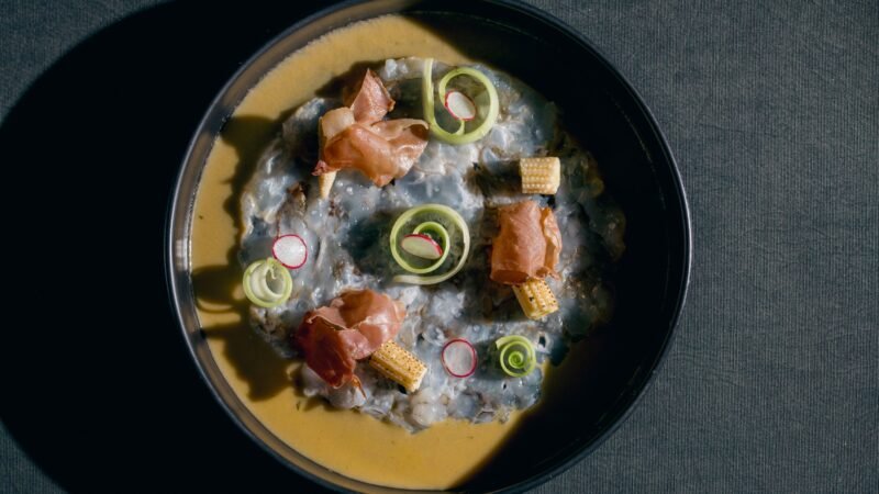 Chef Carlos Alata revela receita do Tiradito Mediterrâneo, prato do Nuu Nikkei que cruza México, Peru e Itália