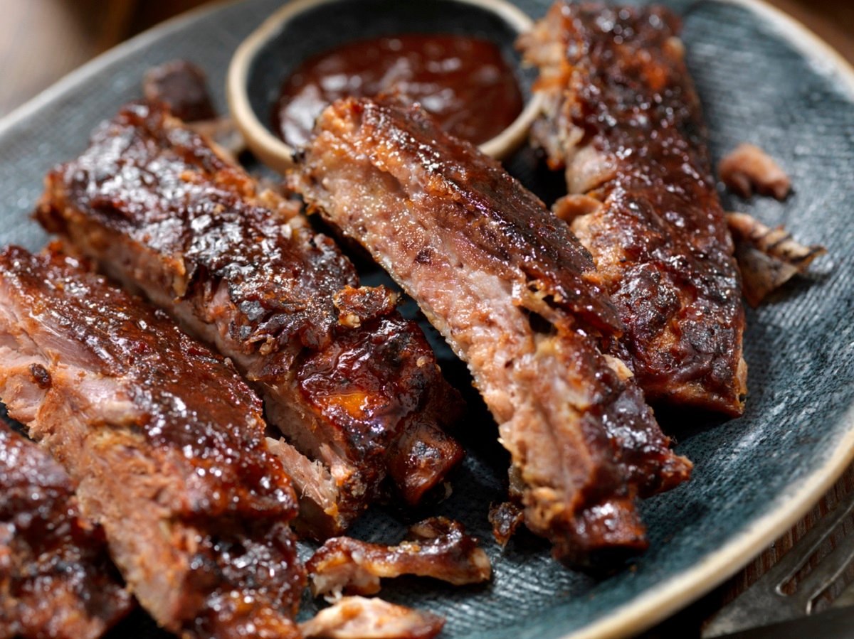 Rua 24 Horas recebe Festival da Costelinha Barbecue com preparos por apenas R$ 39,90